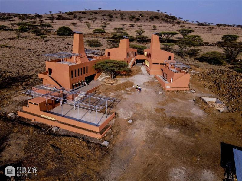 高耸通风塔，肯尼亚‘狮子’初创园区 / Kéré Architecture Kéré Architecture 肯尼亚 狮子 园区 图尔卡纳湖畔 信息 技术 当地 年轻人 崇真艺客