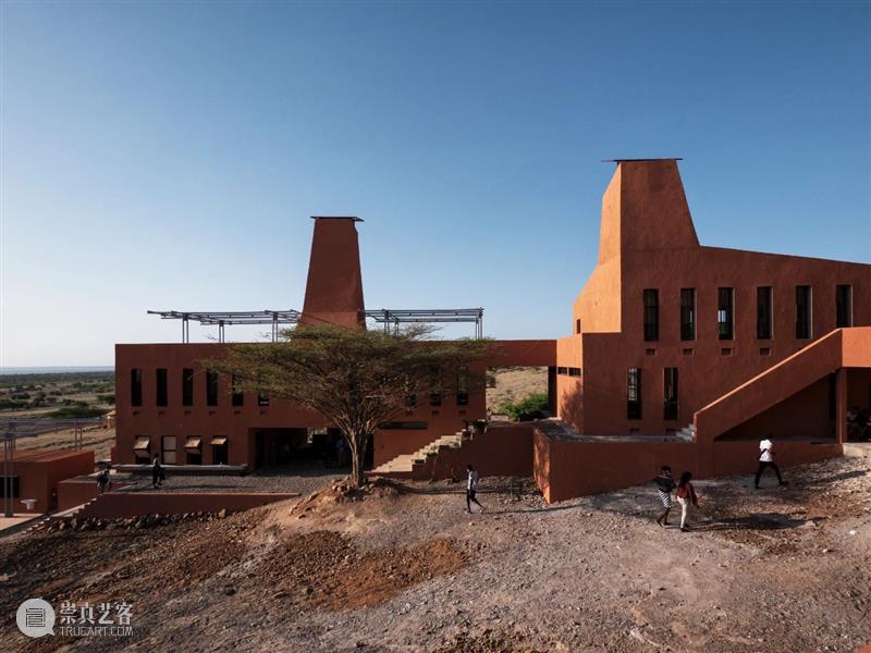 高耸通风塔，肯尼亚‘狮子’初创园区 / Kéré Architecture Kéré Architecture 肯尼亚 狮子 园区 图尔卡纳湖畔 信息 技术 当地 年轻人 崇真艺客