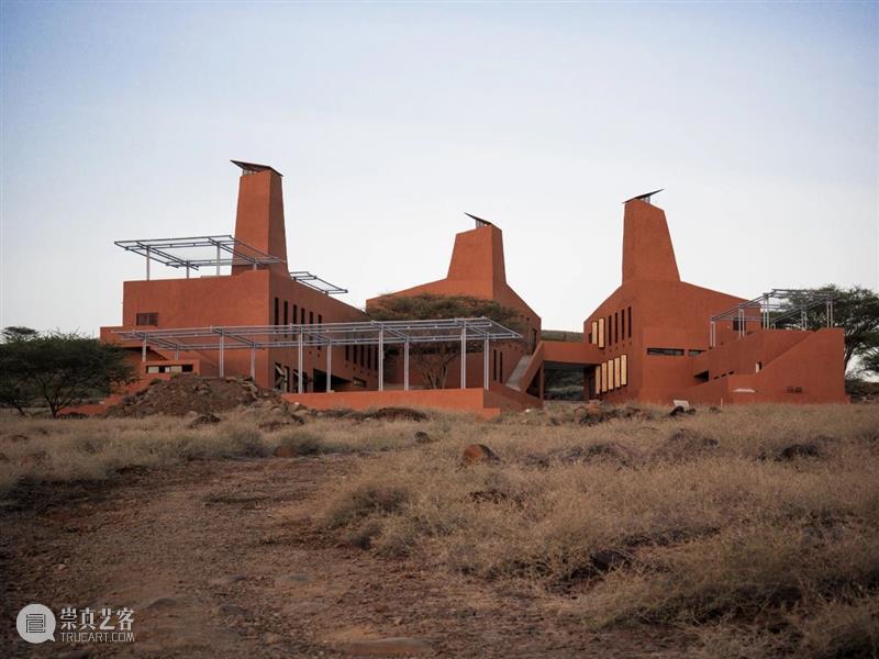 高耸通风塔，肯尼亚‘狮子’初创园区 / Kéré Architecture Kéré Architecture 肯尼亚 狮子 园区 图尔卡纳湖畔 信息 技术 当地 年轻人 崇真艺客
