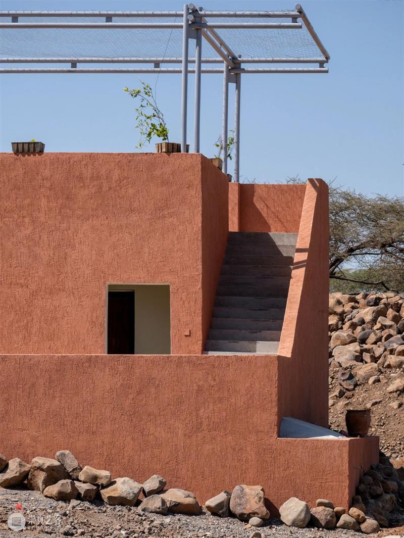 高耸通风塔，肯尼亚‘狮子’初创园区 / Kéré Architecture Kéré Architecture 肯尼亚 狮子 园区 图尔卡纳湖畔 信息 技术 当地 年轻人 崇真艺客