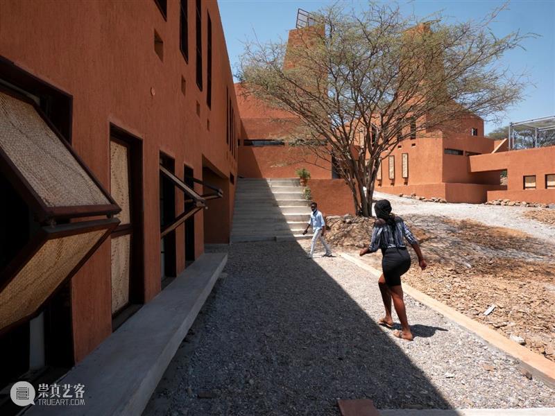 高耸通风塔，肯尼亚‘狮子’初创园区 / Kéré Architecture Kéré Architecture 肯尼亚 狮子 园区 图尔卡纳湖畔 信息 技术 当地 年轻人 崇真艺客