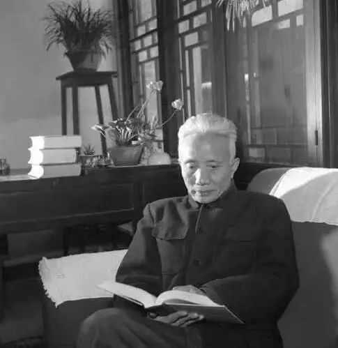 朱光潜 | 文章的通病总不外两种,不知选择和不知安排 文章 通病 朱光潜 作文 工作 材料 之后 生命 形式 钢铁 崇真艺客