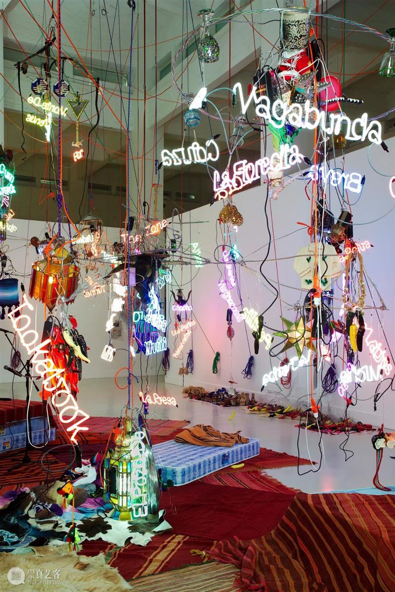 今日生日 | 杰森·罗德斯(Jason Rhoades) 杰森 罗德斯 Rhoades 生日 Jason 华纳坦吉尔吊灯 西班牙 马拉加 现代 艺术 崇真艺客