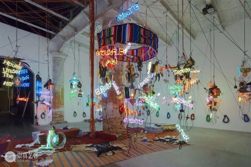 今日生日 | 杰森·罗德斯(Jason Rhoades) 杰森 罗德斯 Rhoades 生日 Jason 华纳坦吉尔吊灯 西班牙 马拉加 现代 艺术 崇真艺客