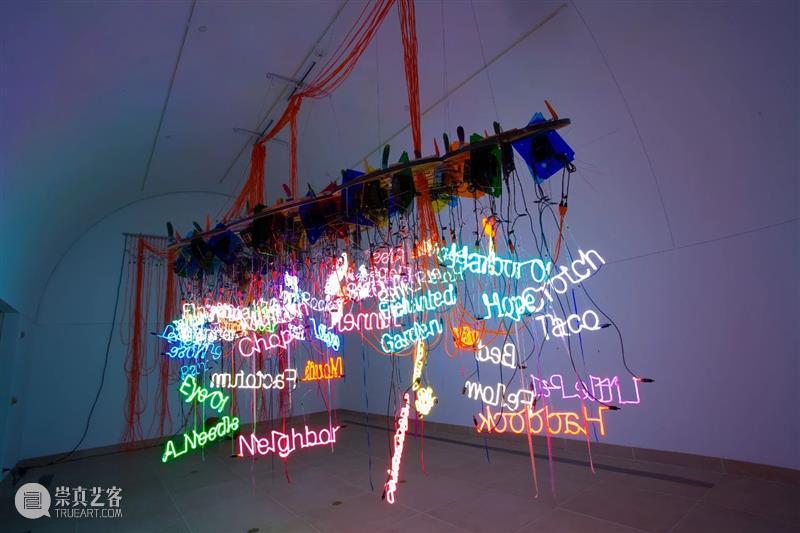 今日生日 ｜ 杰森·罗德斯（Jason Rhoades） 杰森 罗德斯 Rhoades 生日 Jason 华纳坦吉尔吊灯 西班牙 马拉加 现代 艺术 崇真艺客