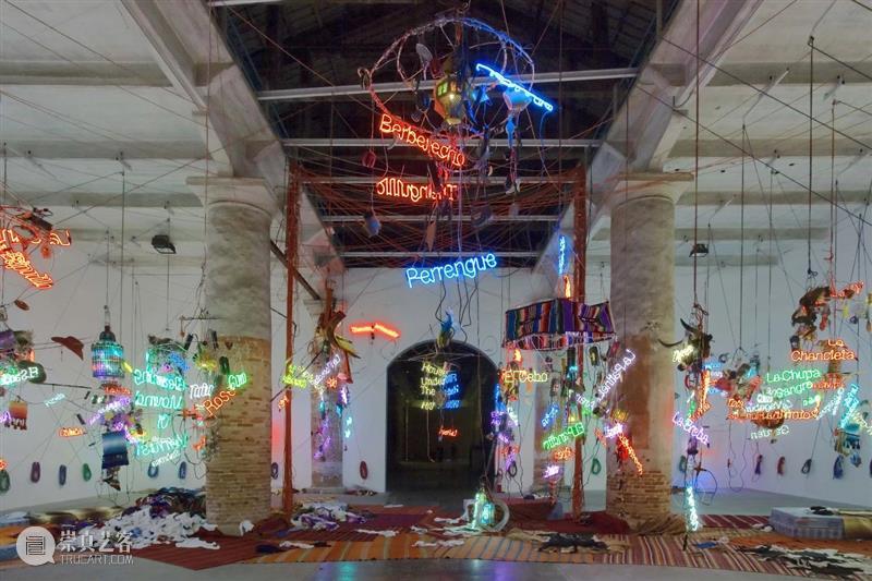 今日生日 | 杰森·罗德斯(Jason Rhoades) 杰森 罗德斯 Rhoades 生日 Jason 华纳坦吉尔吊灯 西班牙 马拉加 现代 艺术 崇真艺客