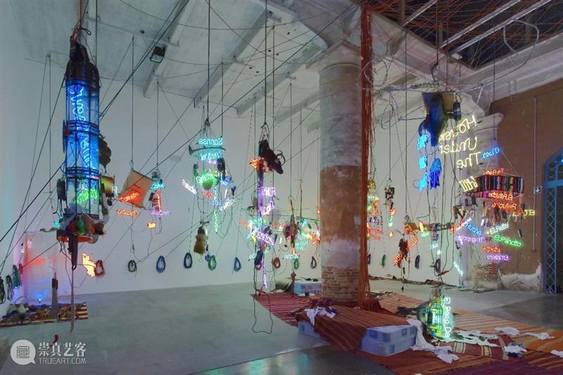 今日生日 | 杰森·罗德斯(Jason Rhoades) 杰森 罗德斯 Rhoades 生日 Jason 华纳坦吉尔吊灯 西班牙 马拉加 现代 艺术 崇真艺客