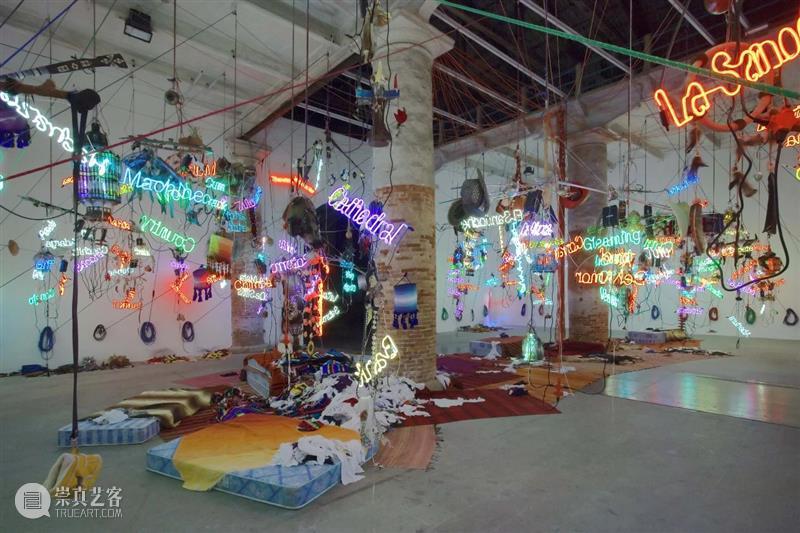 今日生日 | 杰森·罗德斯(Jason Rhoades) 杰森 罗德斯 Rhoades 生日 Jason 华纳坦吉尔吊灯 西班牙 马拉加 现代 艺术 崇真艺客