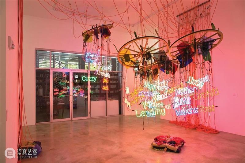 今日生日 | 杰森·罗德斯(Jason Rhoades) 杰森 罗德斯 Rhoades 生日 Jason 华纳坦吉尔吊灯 西班牙 马拉加 现代 艺术 崇真艺客