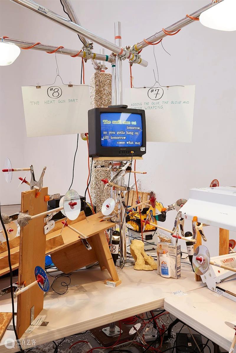 今日生日 ｜ 杰森·罗德斯（Jason Rhoades） 杰森 罗德斯 Rhoades 生日 Jason 华纳坦吉尔吊灯 西班牙 马拉加 现代 艺术 崇真艺客