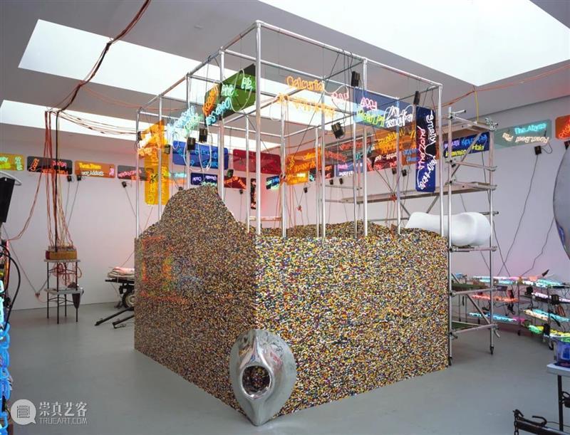 今日生日 | 杰森·罗德斯(Jason Rhoades) 杰森 罗德斯 Rhoades 生日 Jason 华纳坦吉尔吊灯 西班牙 马拉加 现代 艺术 崇真艺客