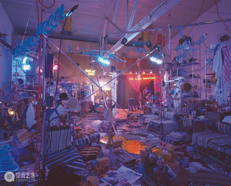 今日生日 | 杰森·罗德斯(Jason Rhoades) 杰森 罗德斯 Rhoades 生日 Jason 华纳坦吉尔吊灯 西班牙 马拉加 现代 艺术 崇真艺客