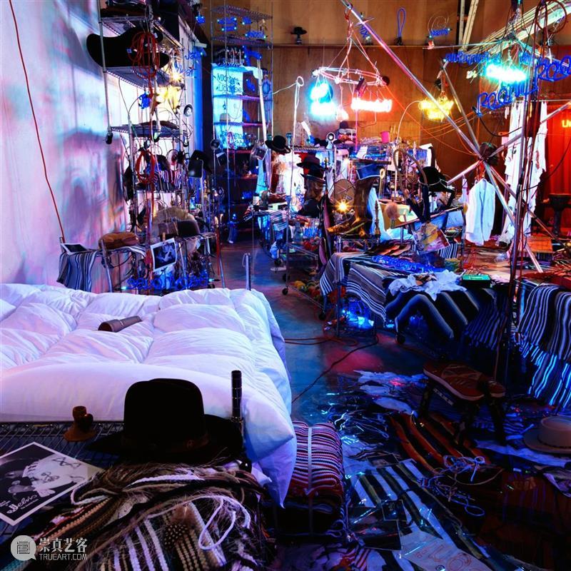 今日生日 ｜ 杰森·罗德斯（Jason Rhoades） 杰森 罗德斯 Rhoades 生日 Jason 华纳坦吉尔吊灯 西班牙 马拉加 现代 艺术 崇真艺客