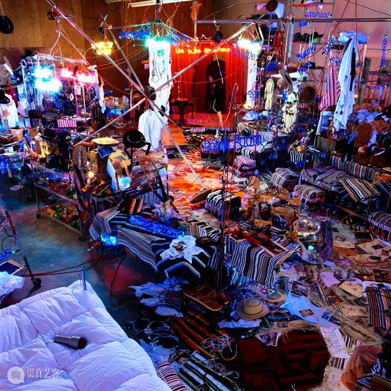 今日生日 ｜ 杰森·罗德斯（Jason Rhoades） 杰森 罗德斯 Rhoades 生日 Jason 华纳坦吉尔吊灯 西班牙 马拉加 现代 艺术 崇真艺客