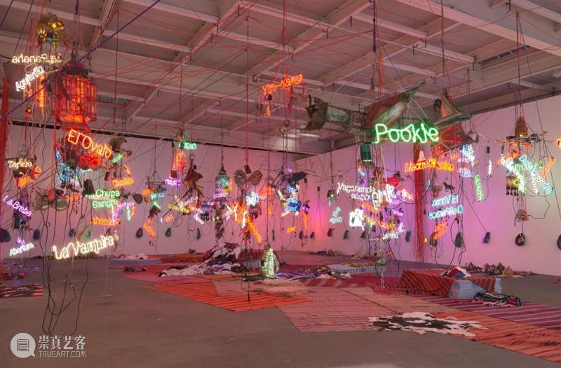 今日生日 | 杰森·罗德斯(Jason Rhoades) 杰森 罗德斯 Rhoades 生日 Jason 华纳坦吉尔吊灯 西班牙 马拉加 现代 艺术 崇真艺客