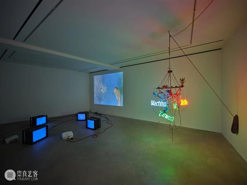 今日生日 ｜ 杰森·罗德斯（Jason Rhoades） 杰森 罗德斯 Rhoades 生日 Jason 华纳坦吉尔吊灯 西班牙 马拉加 现代 艺术 崇真艺客