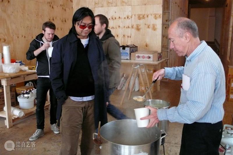 今日生日｜里克利·提拉瓦尼（Rirkrit Tiravanija）  卓纳画廊DavidZwirner 里克利 Tiravanija 提拉瓦尼 生日 里克利·提拉瓦尼 肖像 关系 美学 运动 代表人物 崇真艺客