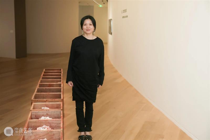 从泥土到语言 | 陈小丹：用花和骨头砌长城 视频资讯 明珠美术馆PAM 泥土 语言 陈小丹 骨头 长城 上海明珠美术馆 陶瓷 媒介 现场 上海明珠美术馆策划举办 崇真艺客
