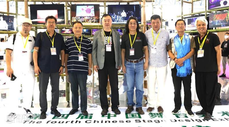 各省市丨​华盛篇章启，造美之人来——浙江省舞台美术学会展区纵览 舞台 展区 美术 学会 浙江省 华盛 篇章 上方 中国舞台美术学会 右上 崇真艺客