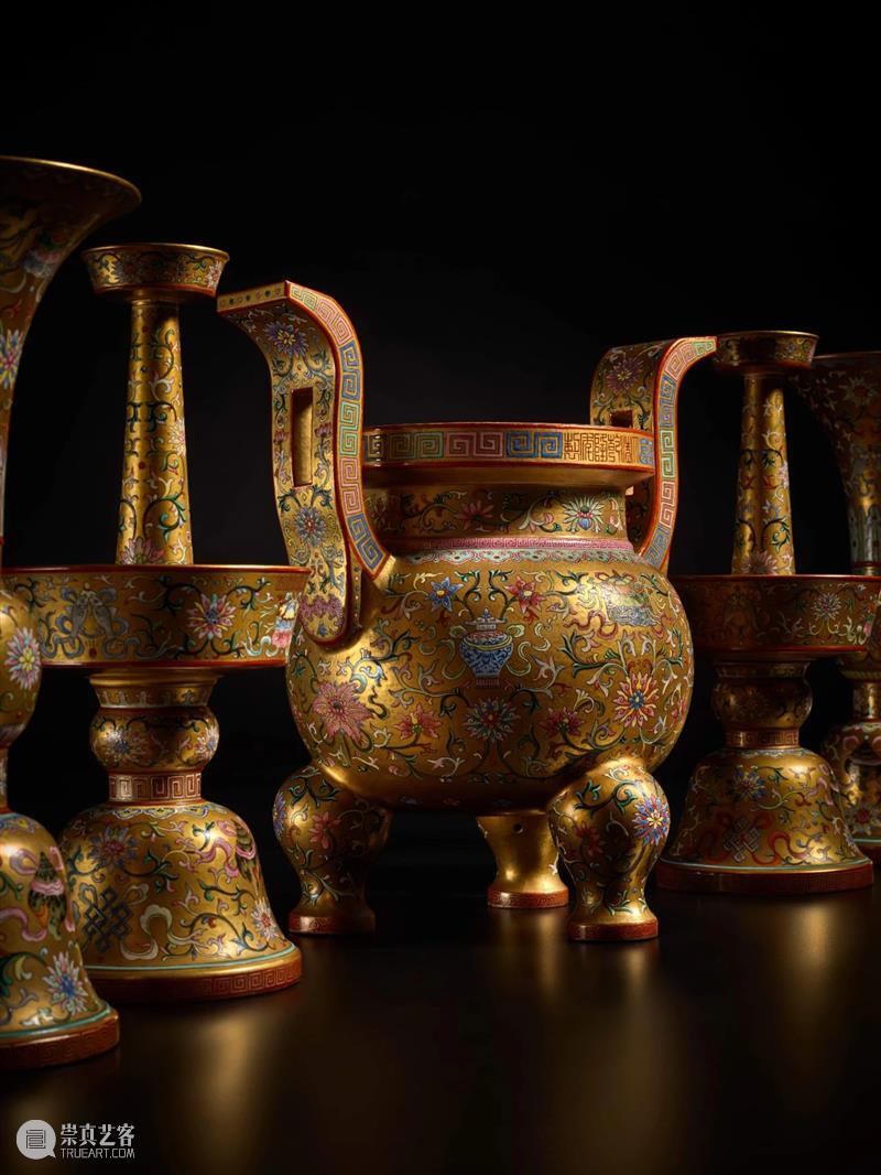 纽约亚洲艺术周领衔拍品 | 完整一套金地粉彩敬佛五供首现拍场 亚洲 艺术 拍品 金地 粉彩 纽约 蘇富比 瓷器 拍卖场 形制 崇真艺客