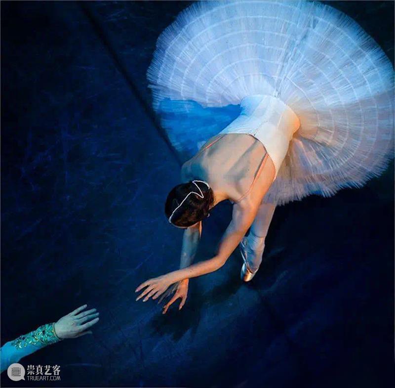 摄影 | 摄影的丰富细节与绘画的狂放线条相结合，一幅幅如画如影的印象芭蕾 细节 狂放 线条 印象 芭蕾 上方 中国舞台美术学会 右上 星标 本文 崇真艺客