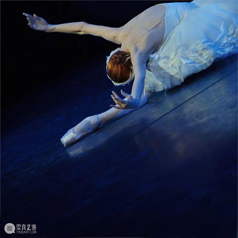 摄影 | 摄影的丰富细节与绘画的狂放线条相结合，一幅幅如画如影的印象芭蕾 细节 狂放 线条 印象 芭蕾 上方 中国舞台美术学会 右上 星标 本文 崇真艺客