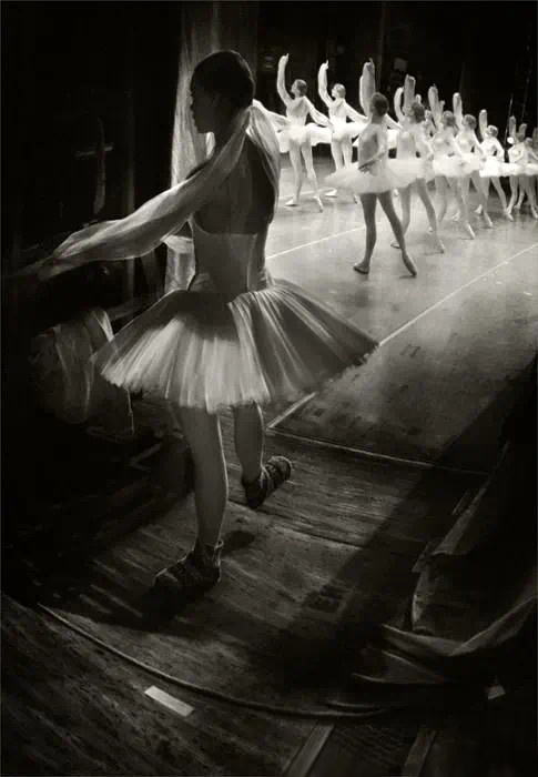 摄影 | 摄影的丰富细节与绘画的狂放线条相结合，一幅幅如画如影的印象芭蕾 细节 狂放 线条 印象 芭蕾 上方 中国舞台美术学会 右上 星标 本文 崇真艺客