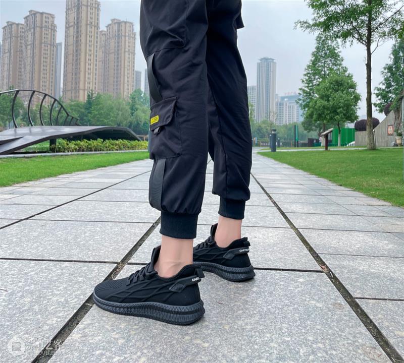 这双运动鞋,竟然遇水秒弹开,雨天也能大胆穿! 运动鞋 雨天 脚汗 脚掌 心情 CARTELO 卡帝乐 跑鞋 下雨天 马路 崇真艺客