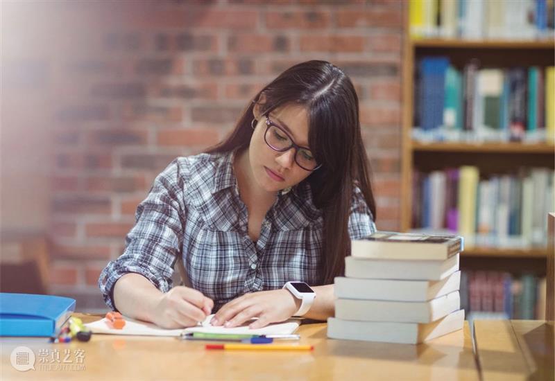 海沃氏青少年学习桌椅套装，助力学习与健康 青少年 海沃氏 桌椅 套装 系列 电视剧 社会 教育部 政策 市场 崇真艺客