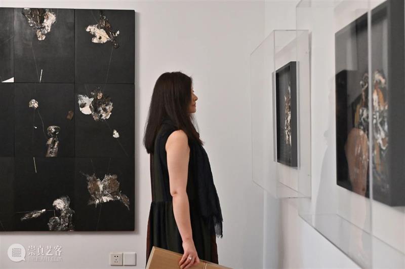 直播回顾｜「暗 火」Pale Fire ——王家增个展对谈 王家增 个展 Fire 暗火 艺术家 书文 画廊 艺术 总监 毛芊惠 崇真艺客