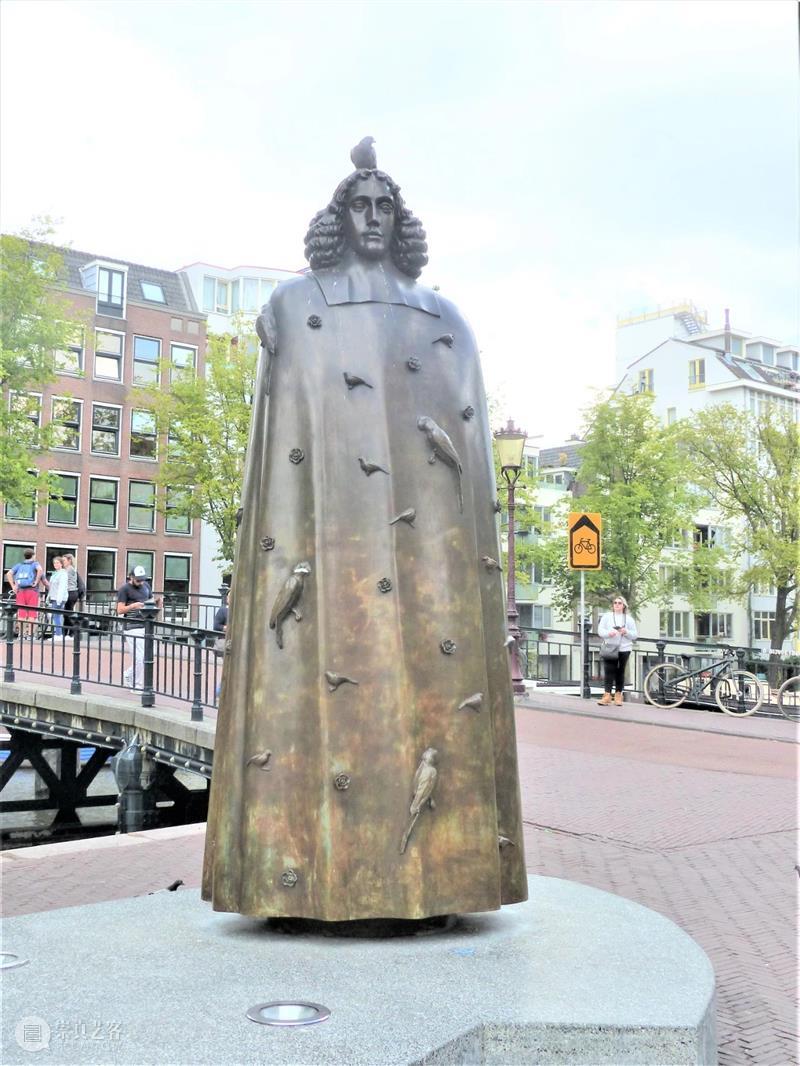 HET DOEL VAN DE STAAT IS DE VRIJHEID\n\n刻在阿姆斯特丹一尊斯宾诺莎雕像基座上的话 阿姆斯特丹 斯宾诺莎 雕像 基座 window second open document.getElementById image desc 崇真艺客