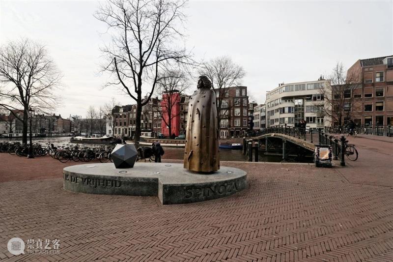 HET DOEL VAN DE STAAT IS DE VRIJHEID\n\n刻在阿姆斯特丹一尊斯宾诺莎雕像基座上的话 阿姆斯特丹 斯宾诺莎 雕像 基座 window second open document.getElementById image desc 崇真艺客