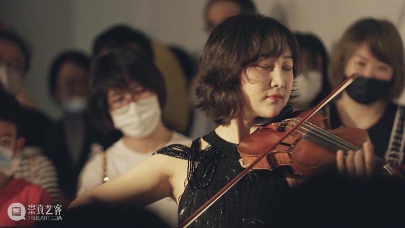 【艺博微视】第14期 | 穿越设计时空的音符（ “设计乌托邦”延期至10·7） 音符 乌托邦 艺博微视 时空 现代 音乐 展厅 瞬间 广场 人群 崇真艺客