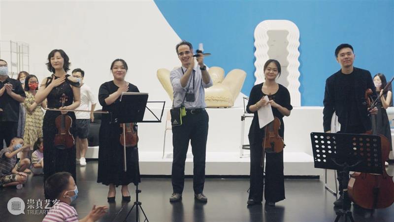【艺博微视】第14期 | 穿越设计时空的音符（ “设计乌托邦”延期至10·7） 音符 乌托邦 艺博微视 时空 现代 音乐 展厅 瞬间 广场 人群 崇真艺客