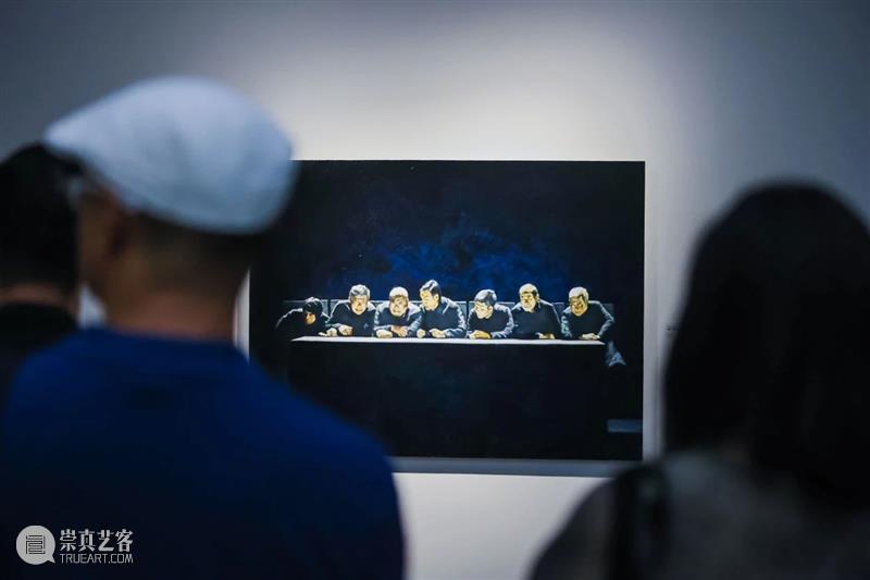 逆光:石海涛作品展今日正式开展! 逆光 石海涛 作品展 上海 宝龙美术馆 艺术家 个人 作品 系统 多年来 崇真艺客