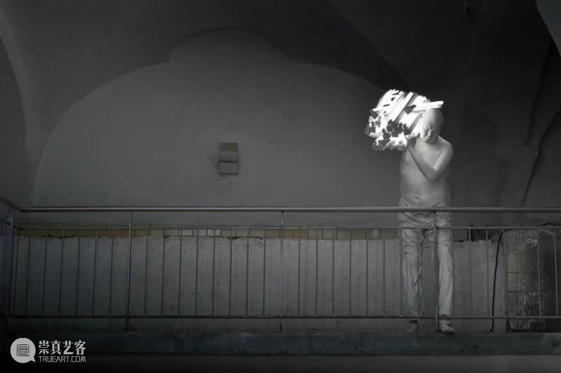 同行/没有人能直视强光 | Bernardí Roig Bernardí 同行 强光 Roig 西班牙 艺术家 作品 雕塑 灯光 装置 崇真艺客