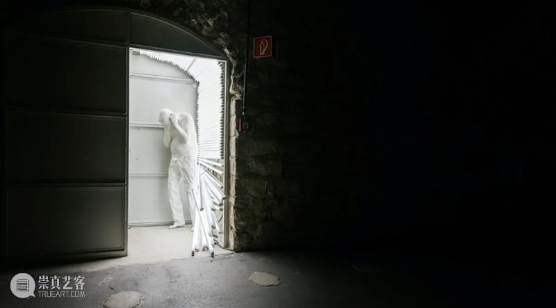 同行/没有人能直视强光 | Bernardí Roig Bernardí 同行 强光 Roig 西班牙 艺术家 作品 雕塑 灯光 装置 崇真艺客