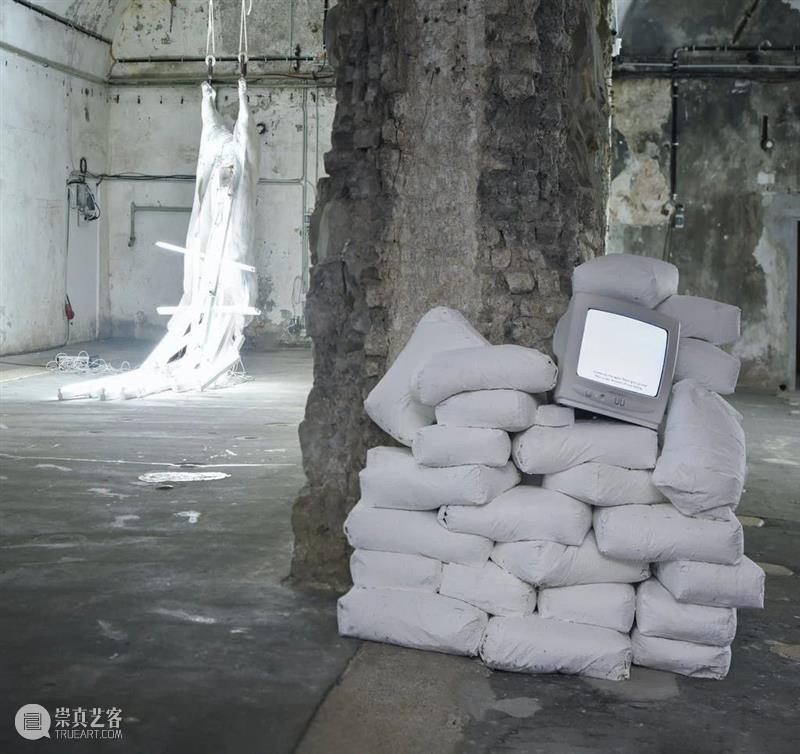 同行/没有人能直视强光 | Bernardí Roig Bernardí 同行 强光 Roig 西班牙 艺术家 作品 雕塑 灯光 装置 崇真艺客