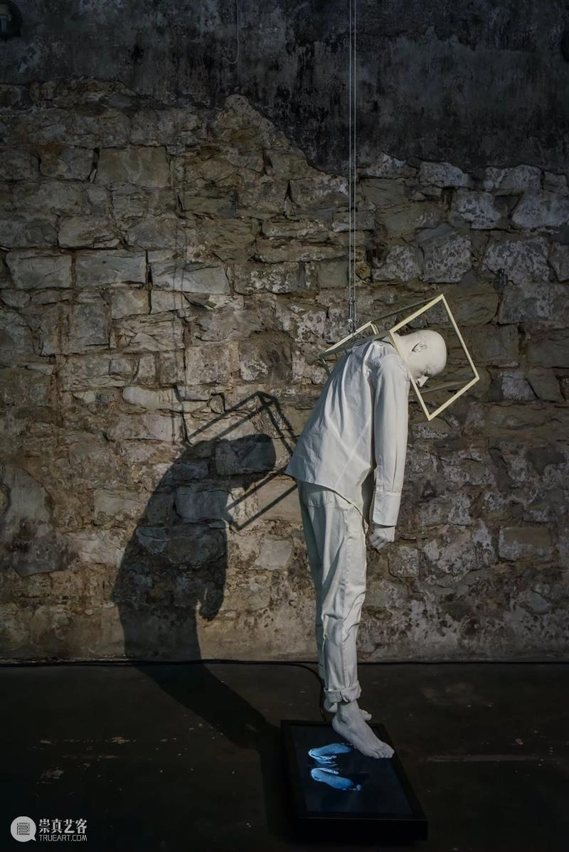 同行/没有人能直视强光 | Bernardí Roig Bernardí 同行 强光 Roig 西班牙 艺术家 作品 雕塑 灯光 装置 崇真艺客