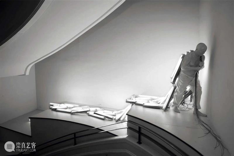 同行/没有人能直视强光 | Bernardí Roig Bernardí 同行 强光 Roig 西班牙 艺术家 作品 雕塑 灯光 装置 崇真艺客