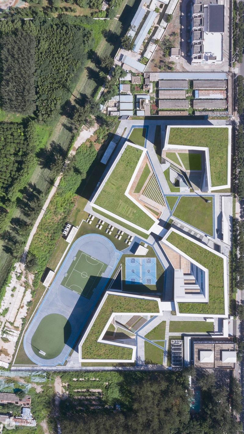 北京人大附中航天城学校 / 北京市建筑设计研究院 北京人大附中航天城学校 北京市建筑设计研究院 人大附中航天城学校 北京西北 区域 城市 自然 线上 周边 环境 崇真艺客