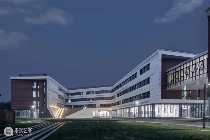 北京人大附中航天城学校 / 北京市建筑设计研究院 北京人大附中航天城学校 北京市建筑设计研究院 人大附中航天城学校 北京西北 区域 城市 自然 线上 周边 环境 崇真艺客