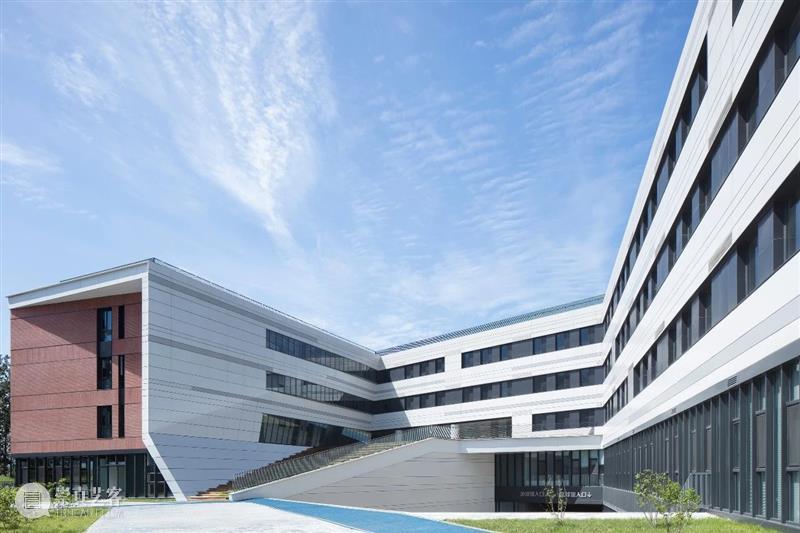 北京人大附中航天城学校 / 北京市建筑设计研究院 北京人大附中航天城学校 北京市建筑设计研究院 人大附中航天城学校 北京西北 区域 城市 自然 线上 周边 环境 崇真艺客