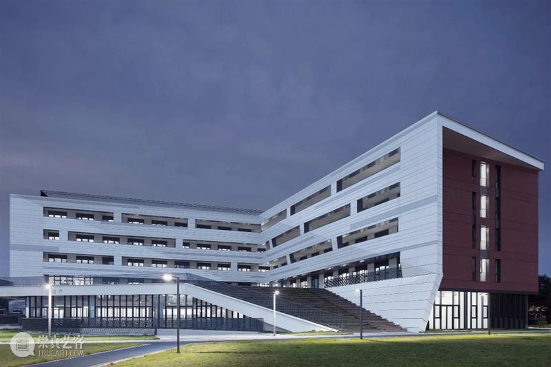 北京人大附中航天城学校 / 北京市建筑设计研究院 北京人大附中航天城学校 北京市建筑设计研究院 人大附中航天城学校 北京西北 区域 城市 自然 线上 周边 环境 崇真艺客