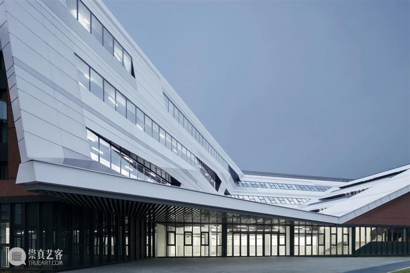 北京人大附中航天城学校 / 北京市建筑设计研究院 北京人大附中航天城学校 北京市建筑设计研究院 人大附中航天城学校 北京西北 区域 城市 自然 线上 周边 环境 崇真艺客