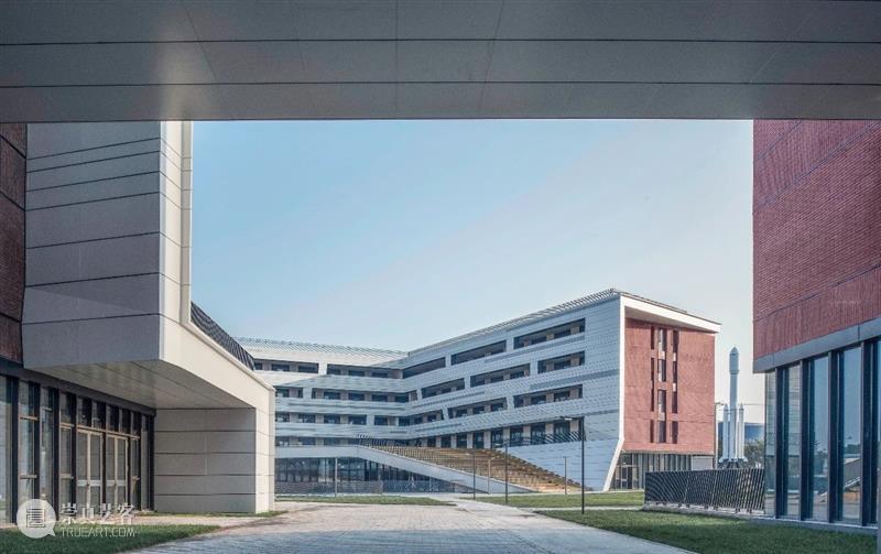北京人大附中航天城学校 / 北京市建筑设计研究院 北京人大附中航天城学校 北京市建筑设计研究院 人大附中航天城学校 北京西北 区域 城市 自然 线上 周边 环境 崇真艺客