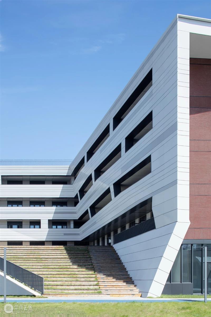 北京人大附中航天城学校 / 北京市建筑设计研究院 北京人大附中航天城学校 北京市建筑设计研究院 人大附中航天城学校 北京西北 区域 城市 自然 线上 周边 环境 崇真艺客
