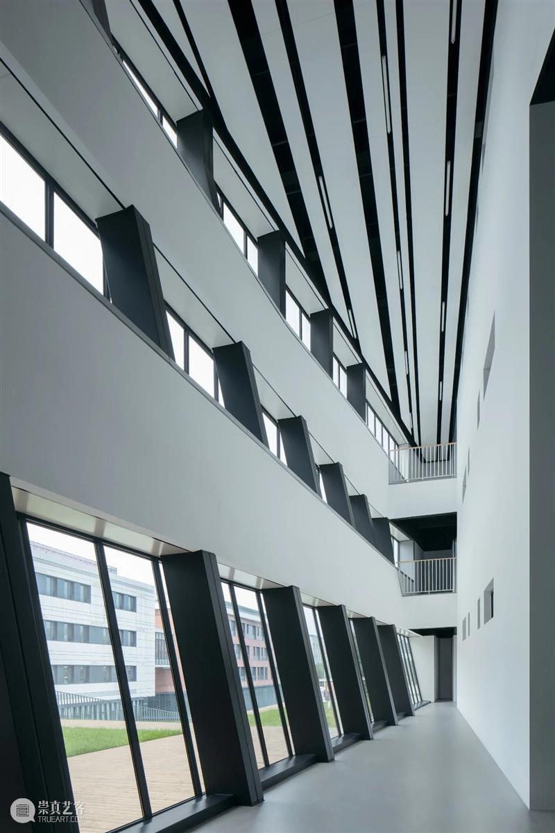 北京人大附中航天城学校 / 北京市建筑设计研究院 北京人大附中航天城学校 北京市建筑设计研究院 人大附中航天城学校 北京西北 区域 城市 自然 线上 周边 环境 崇真艺客