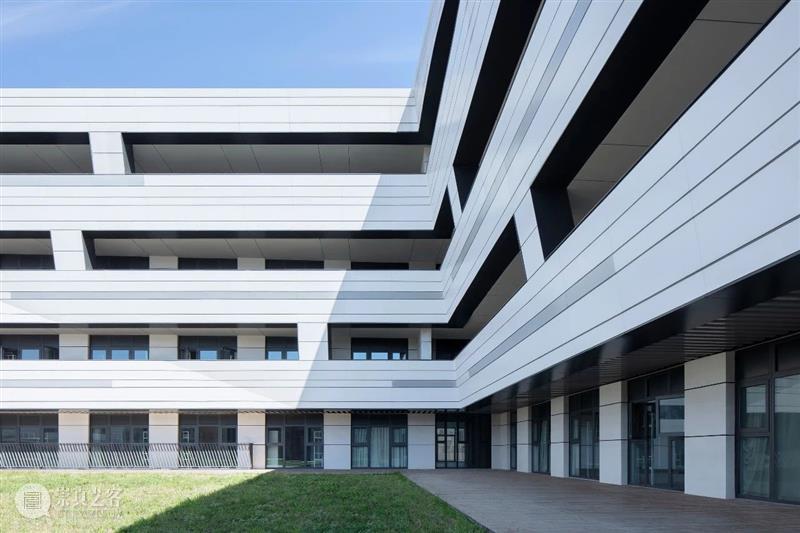 北京人大附中航天城学校 / 北京市建筑设计研究院 北京人大附中航天城学校 北京市建筑设计研究院 人大附中航天城学校 北京西北 区域 城市 自然 线上 周边 环境 崇真艺客