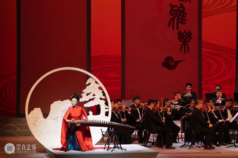 秋雨落枫叶红，听筝韵京腔遇知音 秋雨 枫叶 听筝 京腔 知音 秦筝吐绝调 高张 妙指 闻音 宁知 崇真艺客